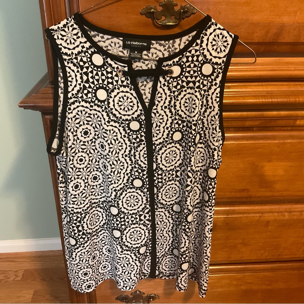 Liz Claiborne Black and White Graphic Sleeveless Top